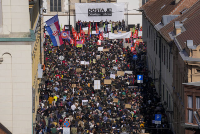 519807_croatia_protest_31739 676x451.jpg