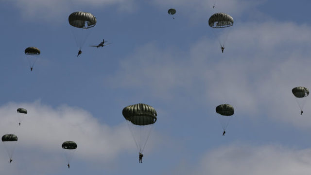 526686_france_d_day_80th_anniversary_parachute_drop_83910 676x451.jpg