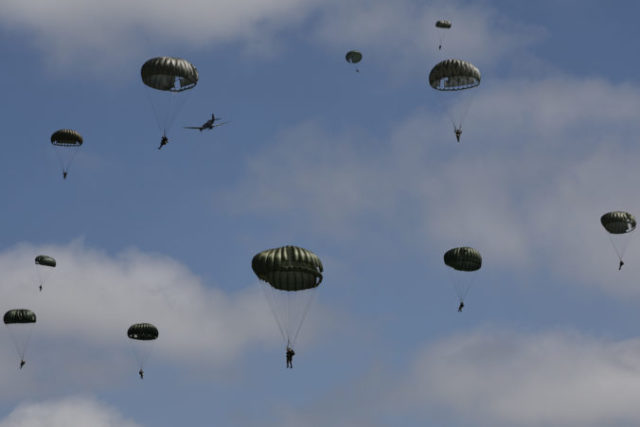 526686_france_d_day_80th_anniversary_parachute_drop_83910 676x451.jpg