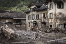 528093_switzerland_mudslide_27521 676x451.jpg