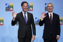 528332_mark rutte jens stoltenberg 676x451.jpg