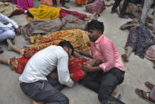 528732_aptopix_india_stampede_14547 676x451.jpg
