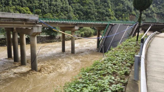 529852_china_bridge_collased_95745 676x395.jpg