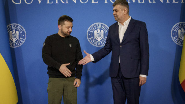 530247_ukrajinsky premier volodymyr zelenskyj a rumunsky premier marcel ciolacu 676x451.jpg