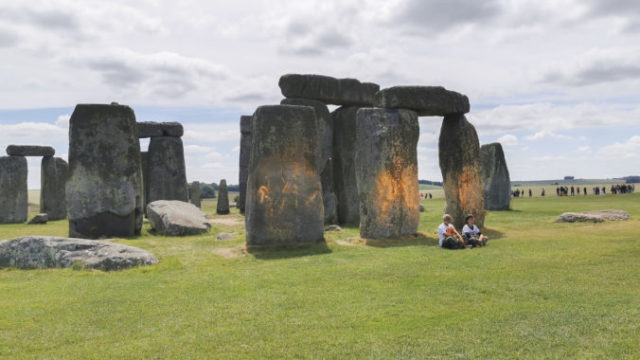 531706_stonehenge_protest_29149 676x507.jpg