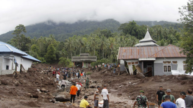 532115_indonesia_flash_floods_83093 676x451.jpg