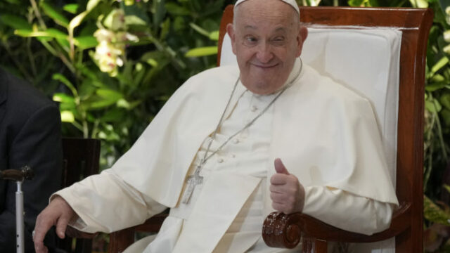 533216_aptopix_indonesia_asia_pope_53513 676x451.jpg