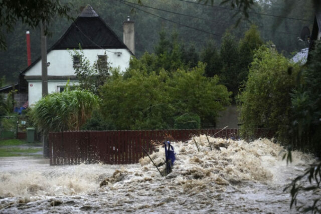 533233_czech_republic_floods_77230 676x451.jpg