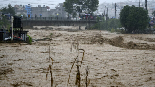 534022_nepal_floods_58526 676x451.jpg