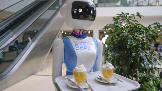 535289_kenya_robot_waiters_11905 2 676x451.jpg