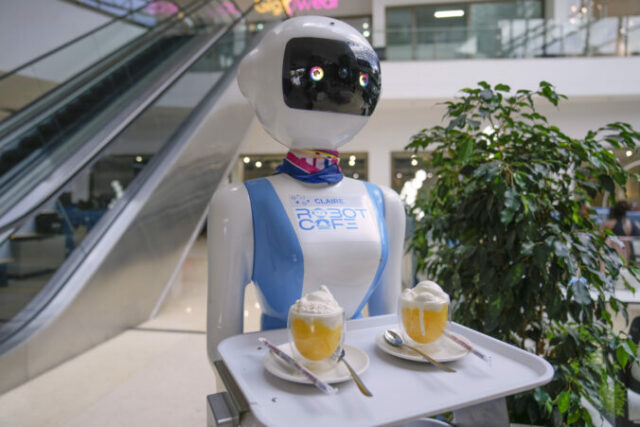 535289_kenya_robot_waiters_11905 2 676x451.jpg