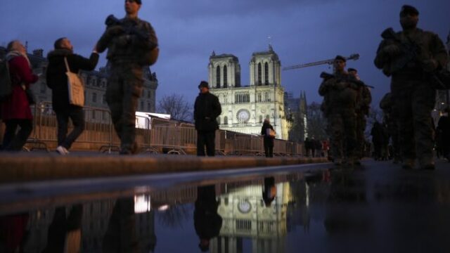 537734_aptopix_france_notre_dame_reopening_77060 676x451.jpg