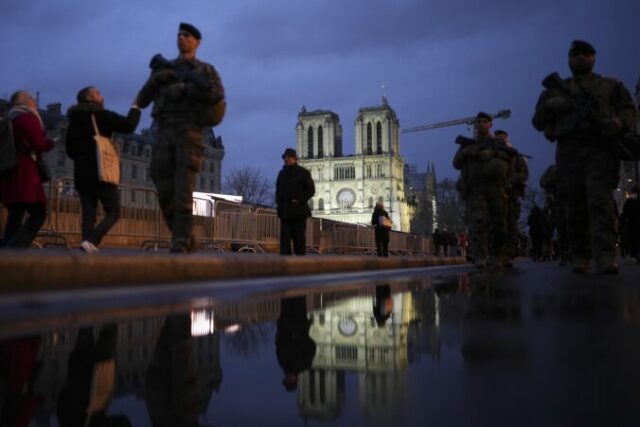 537734_aptopix_france_notre_dame_reopening_77060 676x451.jpg