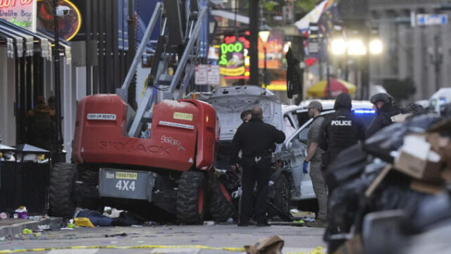 538822_new_orleans_car_into_crowd_33457 676x451.jpg