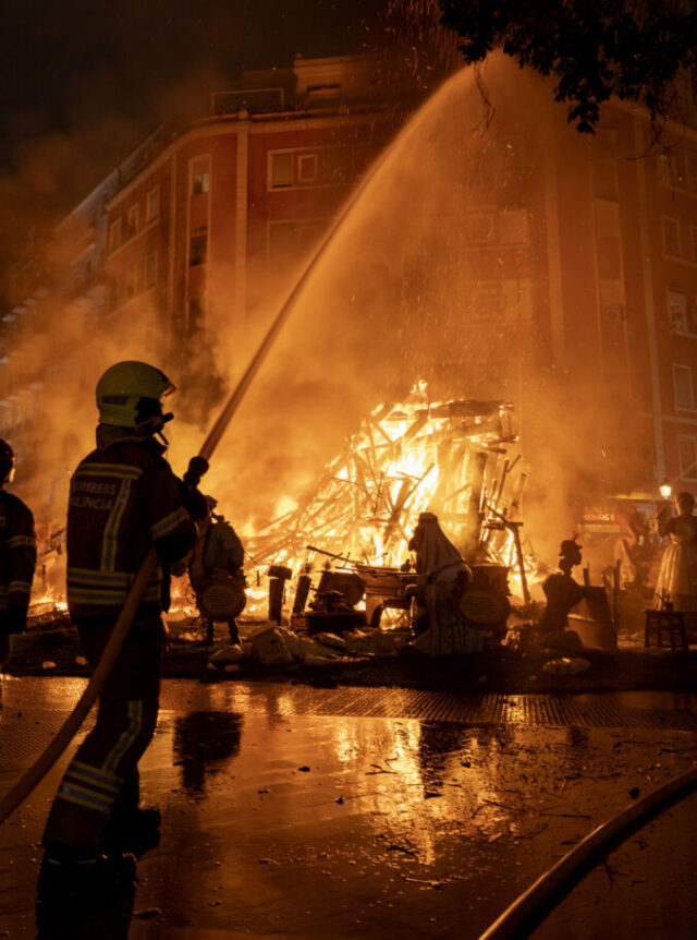 539663_spain_fallas_festival_18989 76617b5275424968a0b6f9ee565e5c5d 676x911.jpg