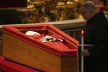 543823_vatican_pope_81219 676x451.jpg