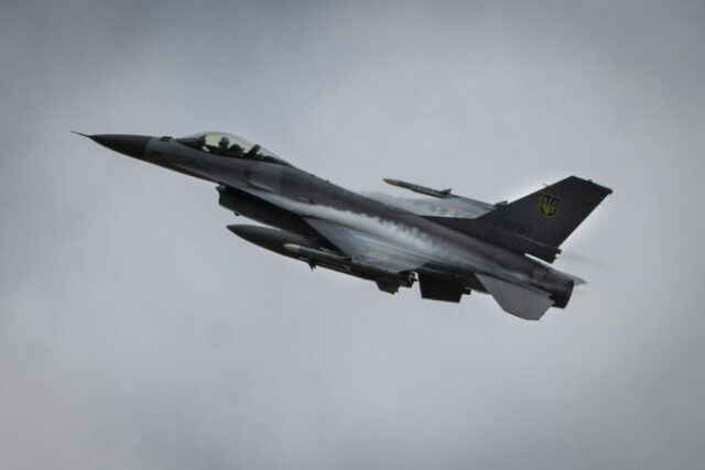 544121_russia_ukraine_war_f16_zelensky_80215 676x451.jpg