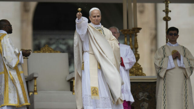544720_aptopix_vatican_pope_72387 676x451.jpg