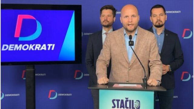 544847_titulka demokrati 676x451.jpg