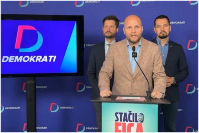 544847_titulka demokrati 676x451.jpg