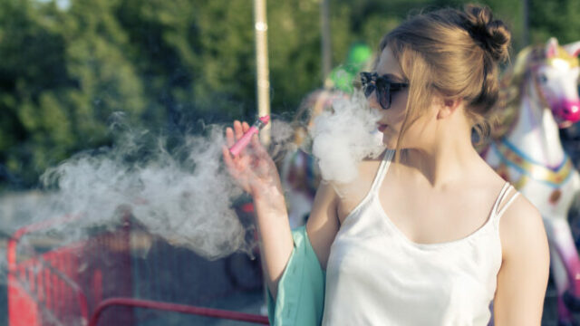 545163_vaping fajcenie elektronicke cigarety 676x451.jpg
