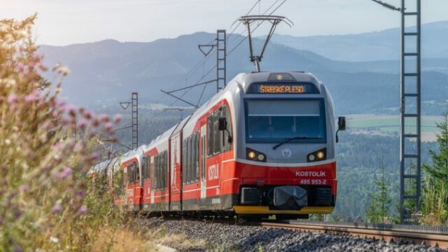 546922_zssk od soboty 12. jula 2025 zavedie dalsich 12 posilovych vlakov na linke ozubnicovej zeleznice strbastrbske pleso 676x423.jpg