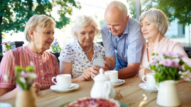 546964_freepic modern seniors with smartphone s 676x451.jpg