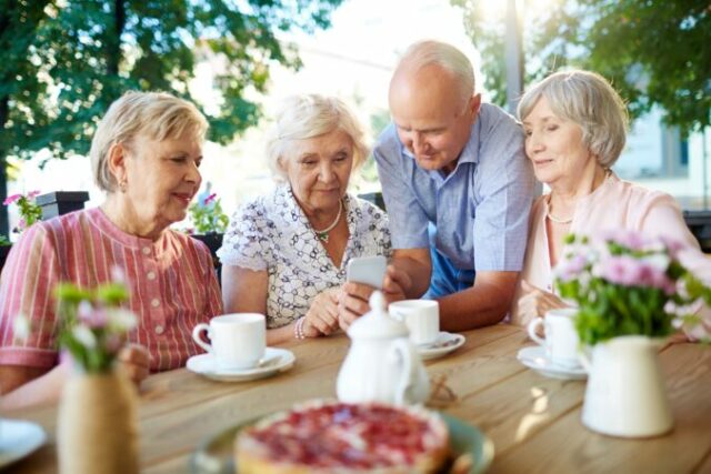 546964_freepic modern seniors with smartphone s 676x451.jpg