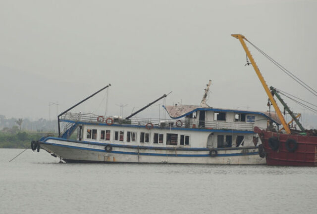 547255_vietnam_boat_capsizing_65645 676x457.jpg