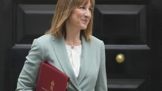 548305_britain_economy_82877 676x451.jpg
