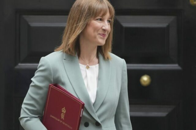 548305_britain_economy_82877 676x451.jpg