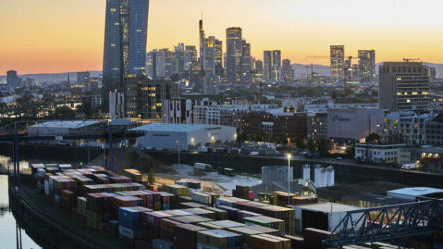 548574_europe_economy_39190 676x463.jpg