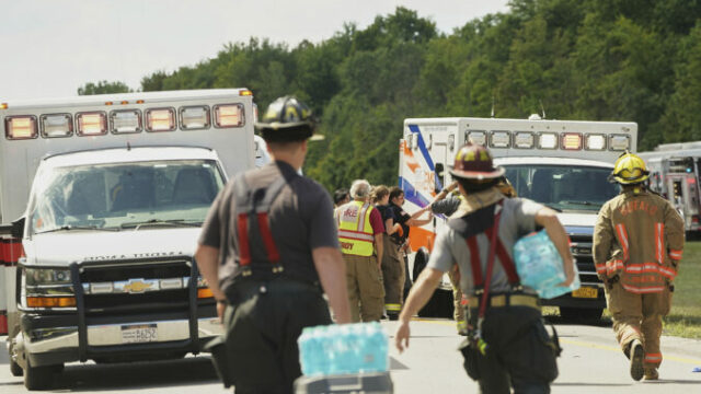 548631_ny_bus_crash_02706 676x452.jpg