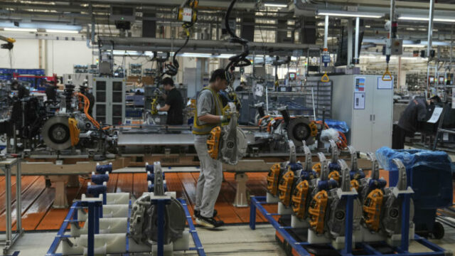 548973_china_economy_92230 676x451.jpg