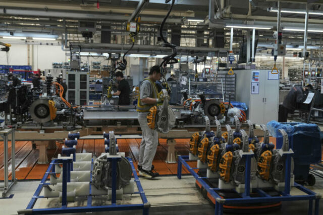 548973_china_economy_92230 676x451.jpg