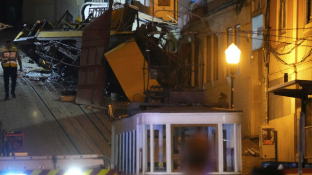 549145_portugal_streetcar_derailed_93593 676x451.jpg