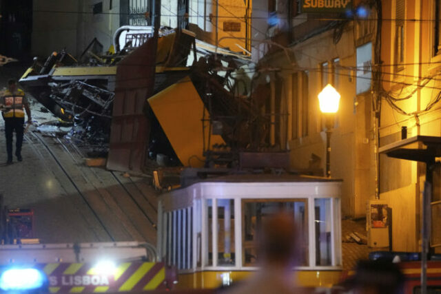549145_portugal_streetcar_derailed_93593 676x451.jpg