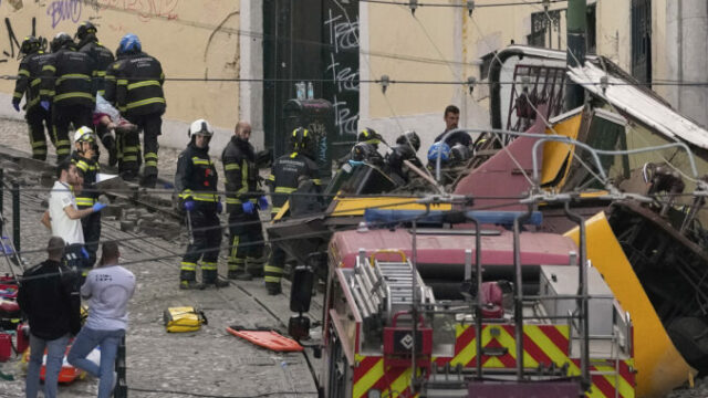 549153_aptopix_portugal_streetcar_derailed_40917 676x451.jpg