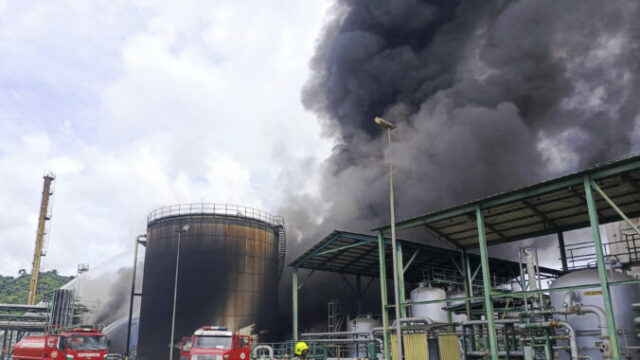 549216_ecuador_refinery_fire_99889 676x451.jpg
