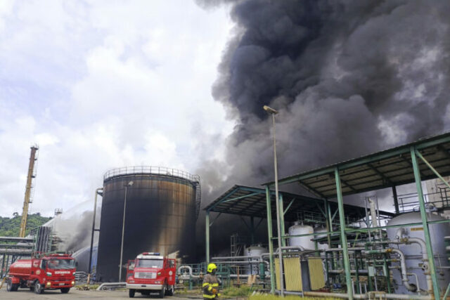 549216_ecuador_refinery_fire_99889 676x451.jpg