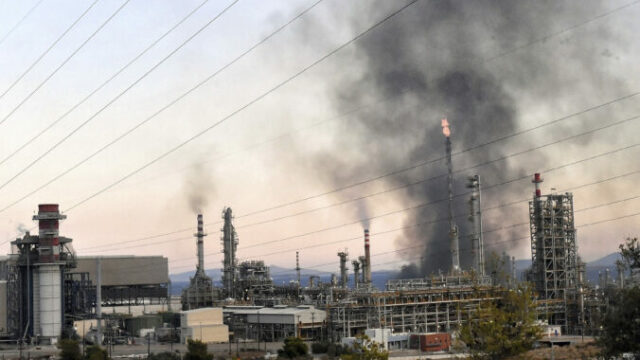 549605_greece_refinery_fire_78086 676x451.jpg