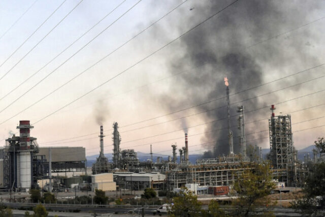 549605_greece_refinery_fire_78086 676x451.jpg