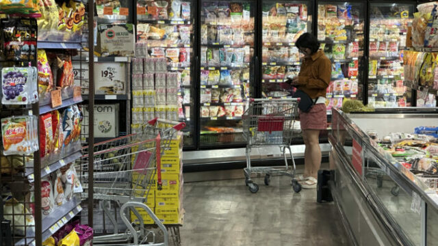 549716_inflation_tariffs_grocery_shopping_37975 676x451.jpg