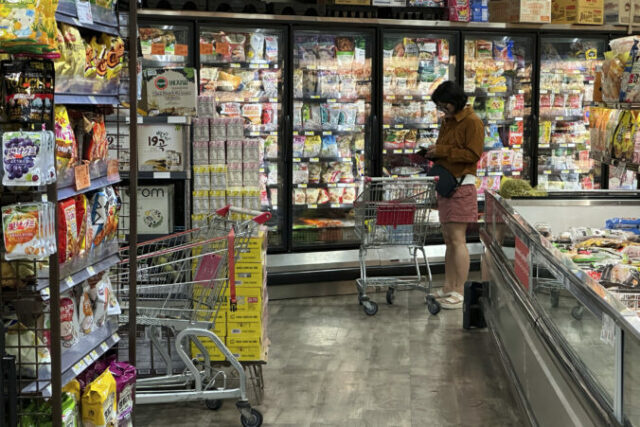549716_inflation_tariffs_grocery_shopping_37975 676x451.jpg