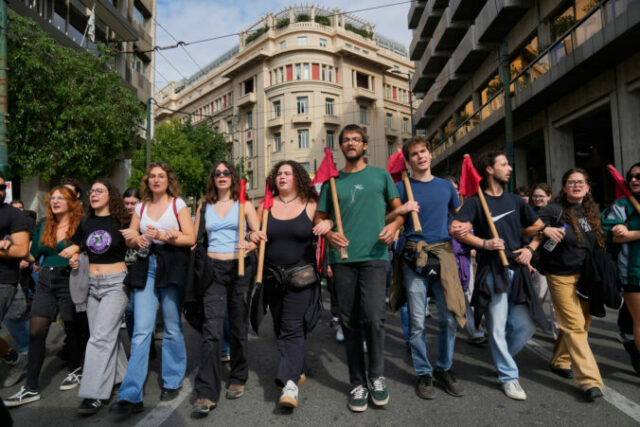 550953_greece_strike_71628 676x451.jpg