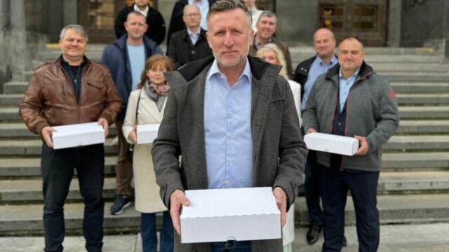 551161_martin winkler strana dunaj odovzdane podpisy 676x501.jpg