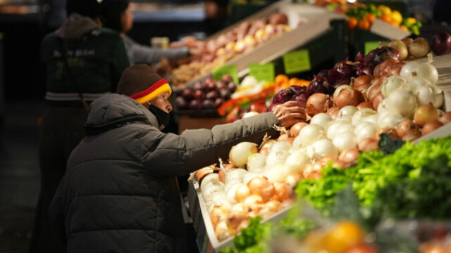 552484_us_economy_31463 676x451.jpg