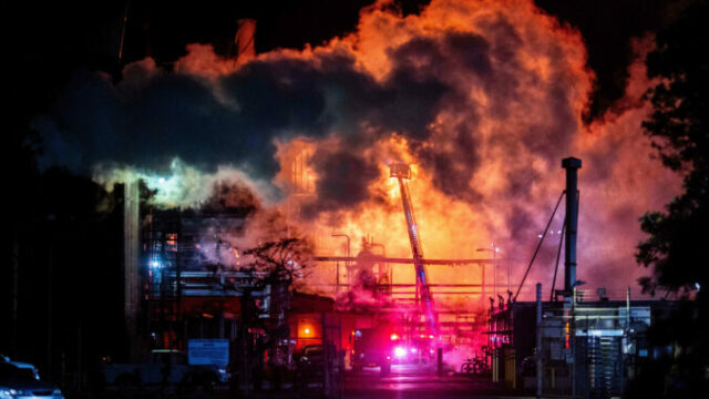 552526_oil_refinery_fire_la_69156 1 676x451.jpg