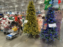 552752_biz_retail_sales_christmas_29456 676x507.jpg