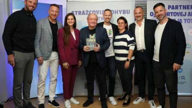 553000_2025_h_r_n_c_r_i_k_o_v_a_foto_krst_knihy 14 676x503.jpg